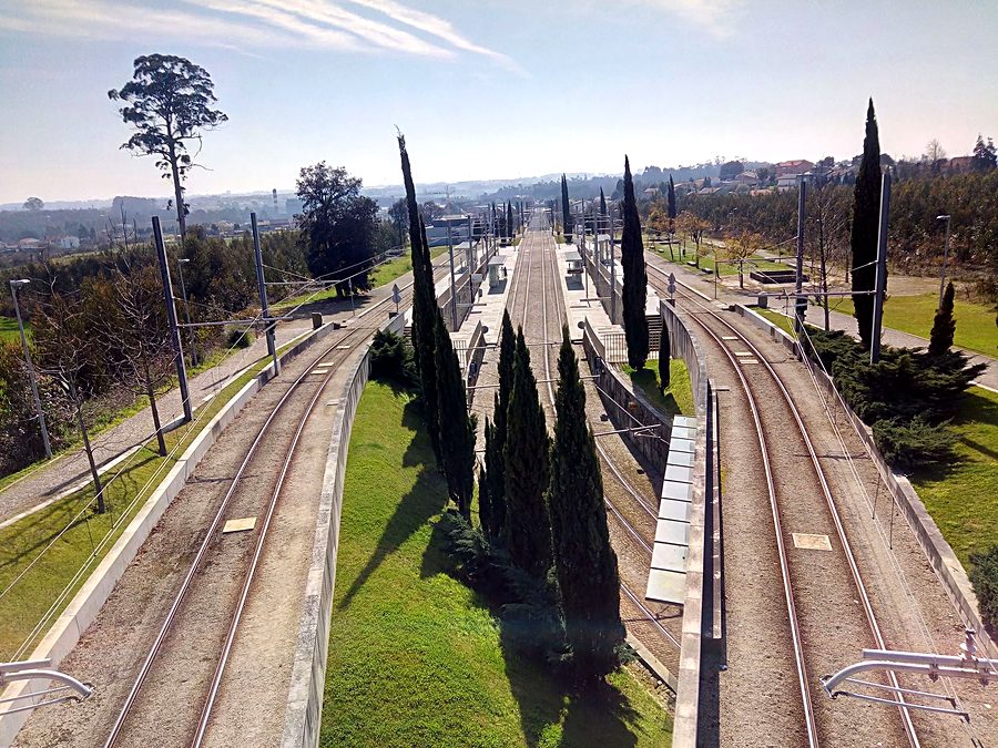 Vista aérea da linha do metro em Pedras Rubras, com os ciprestes ao longo da via