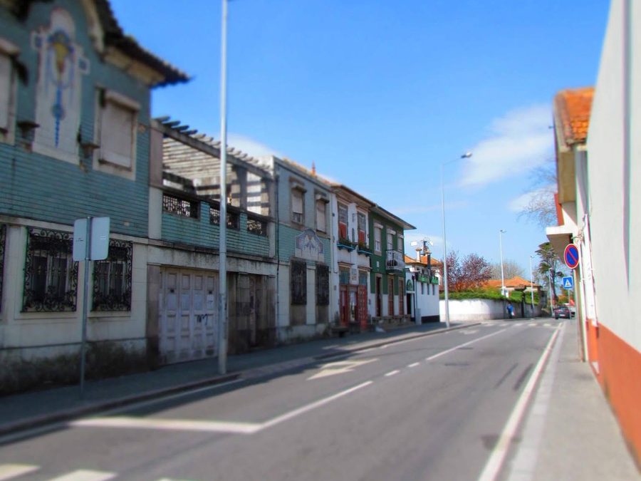 Rua tradicional com azulejos em Pedras Rubras