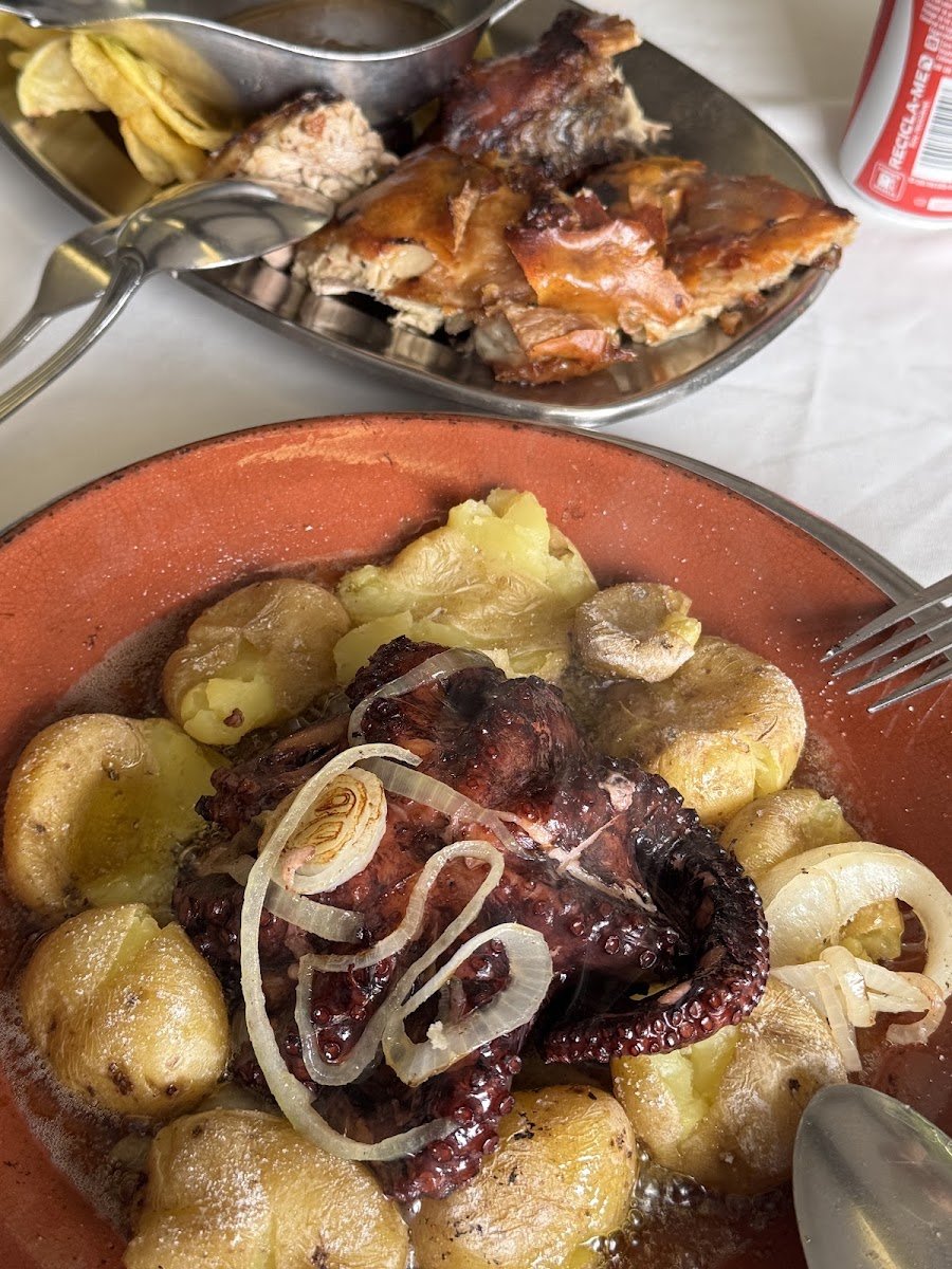 Polvo à lagareiro com batatas cozidas e cebola, servido em prato de barro no Pinheiral dos Leitões
