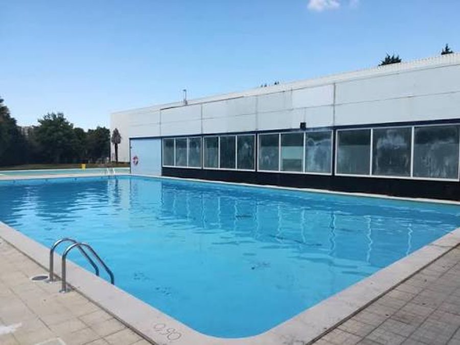 Piscina exterior de Pedras Rubras, com pista de nado e o edifício de apoio ao fundo