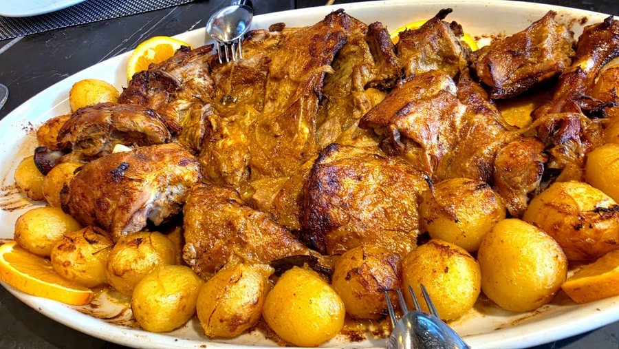 Cabrito assado com batatas assadas e grelos, no Restaurante O Industrial, na Maia
