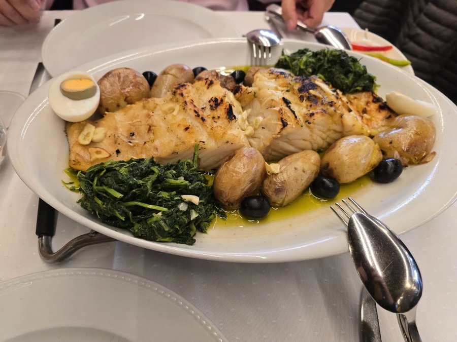 Bacalhau com grelos e batata a murro, no Restaurante O Industrial