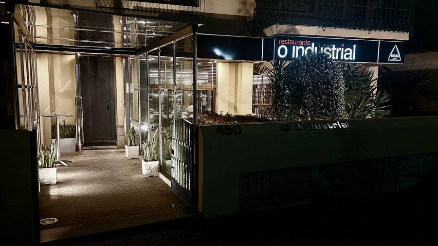 Fachada do Restaurante O Industrial, na Maia, iluminada à noite