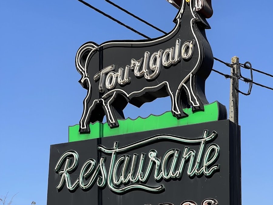 Letreiro do Tourigalo com o galo, Restaurante Grelhados, contra o céu azul
